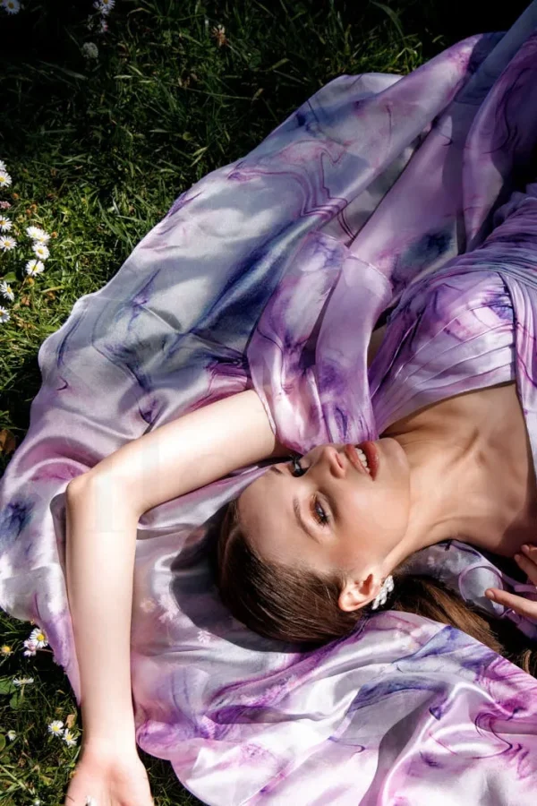 Robe de soirée longue imprimée parme à col en V, portée assise - RL8420 Ellebeline