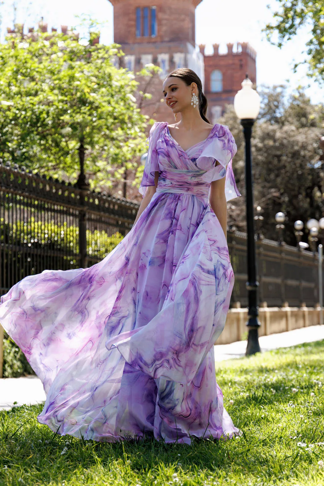 Robe de soirée longue imprimée parme à col en V, vue de face - RL8420 Ellebeline