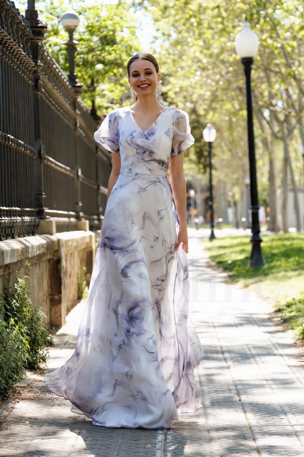 Robe de soirée longue imprimée gris perle à col en V, vue de face - RL8421 Ellebeline