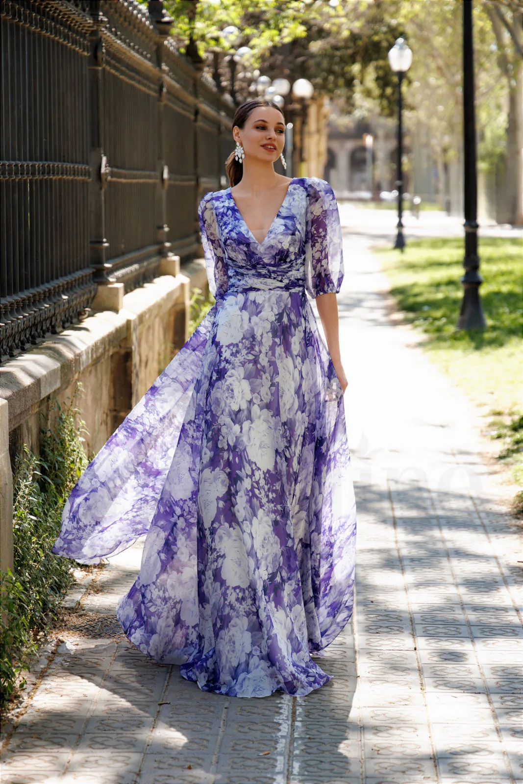 Robe de soirée longue imprimée violet à col en V, vue de face - RL8423 Ellebeline