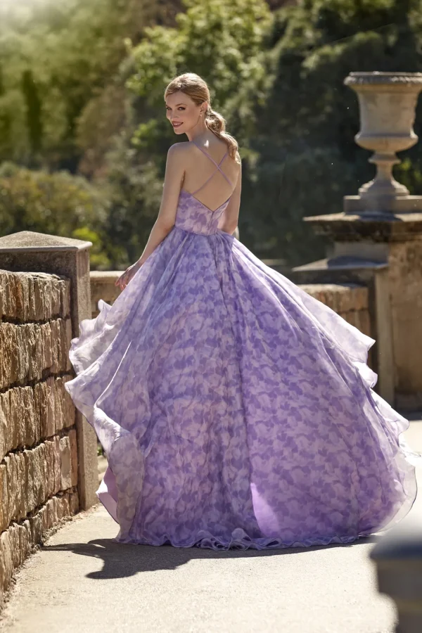Robe de soirée longue imprimée violet à dos nu, vue de dos - RL8363 Ellebeline
