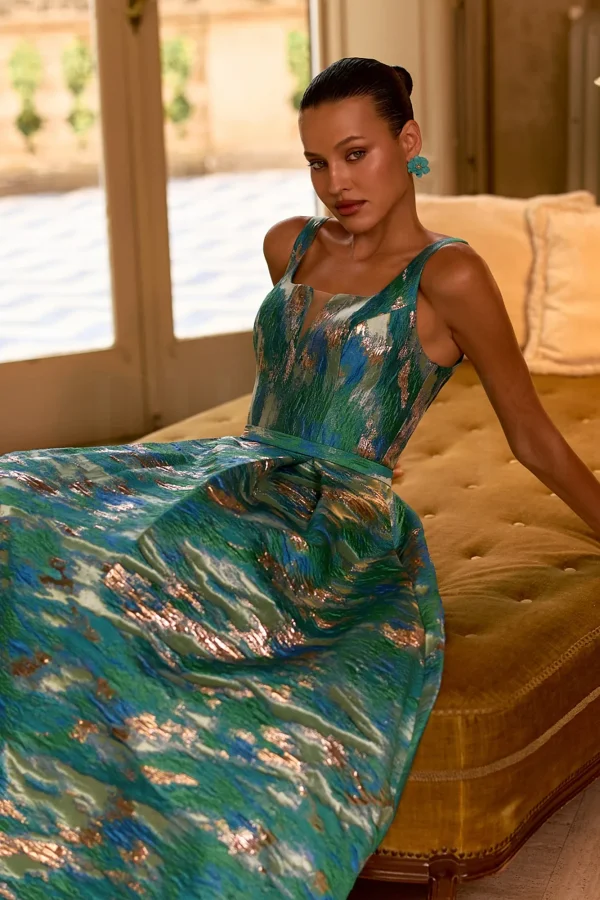 Robe de soirée longue imprimée vert doré à dos nu, portée assise - RL8428 Ellebeline