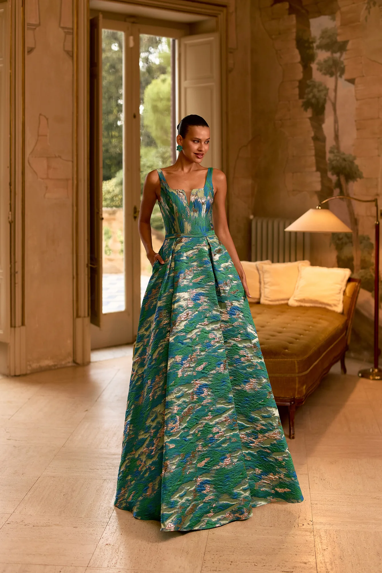 Robe de soirée longue imprimée vert doré à dos nu, vue de face - RL8428 Ellebeline