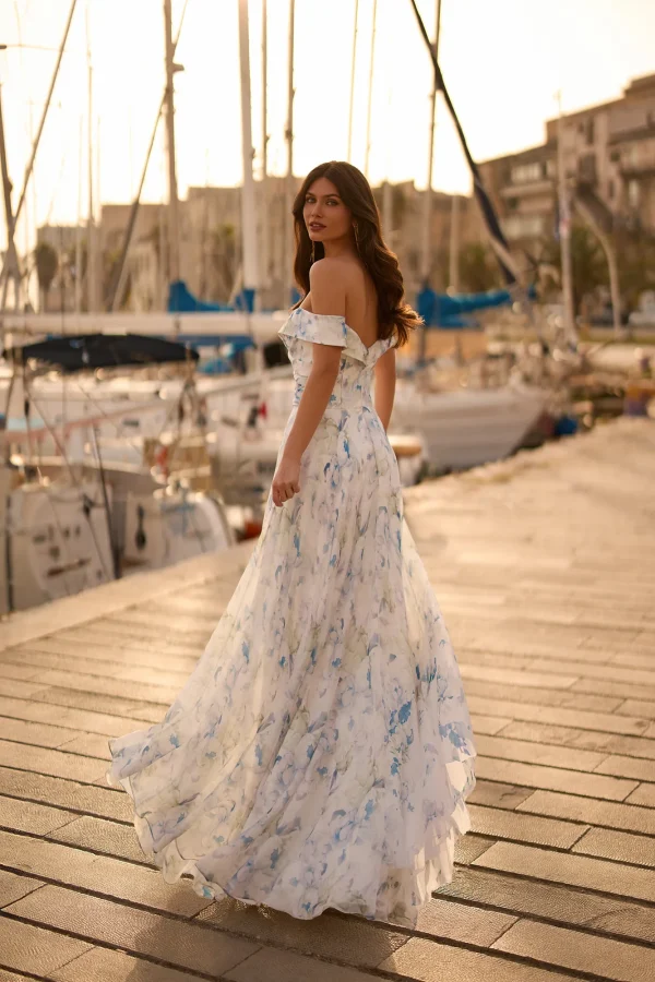 Robe de soirée longue imprimée ivoire / bleu à dos nu, vue de dos - RL8447 Ellebeline