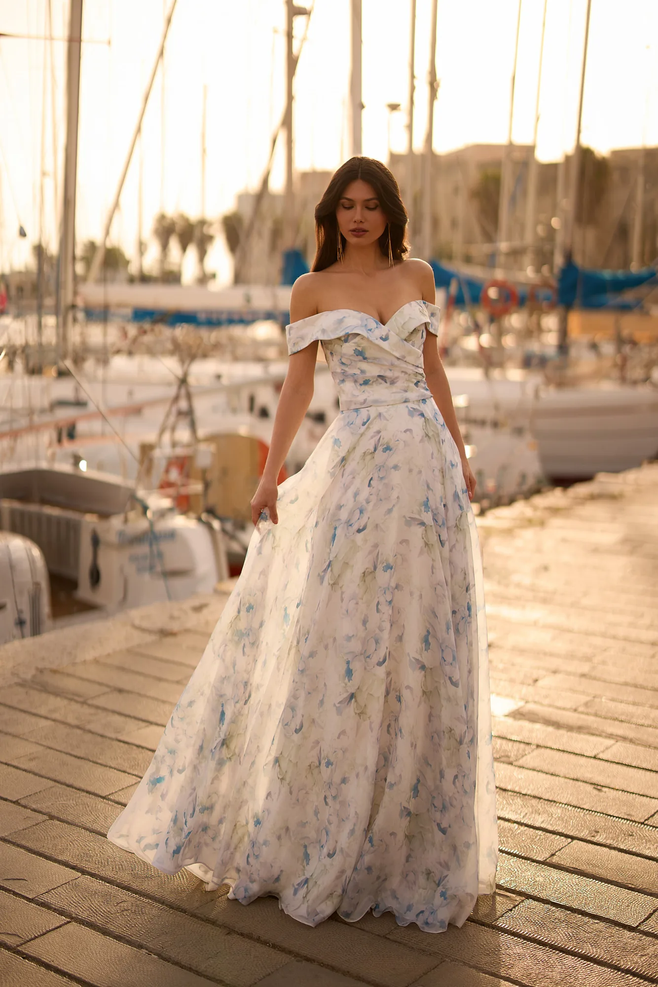 Robe de soirée longue imprimée ivoire / bleu à dos nu, vue de face - RL8447 Ellebeline