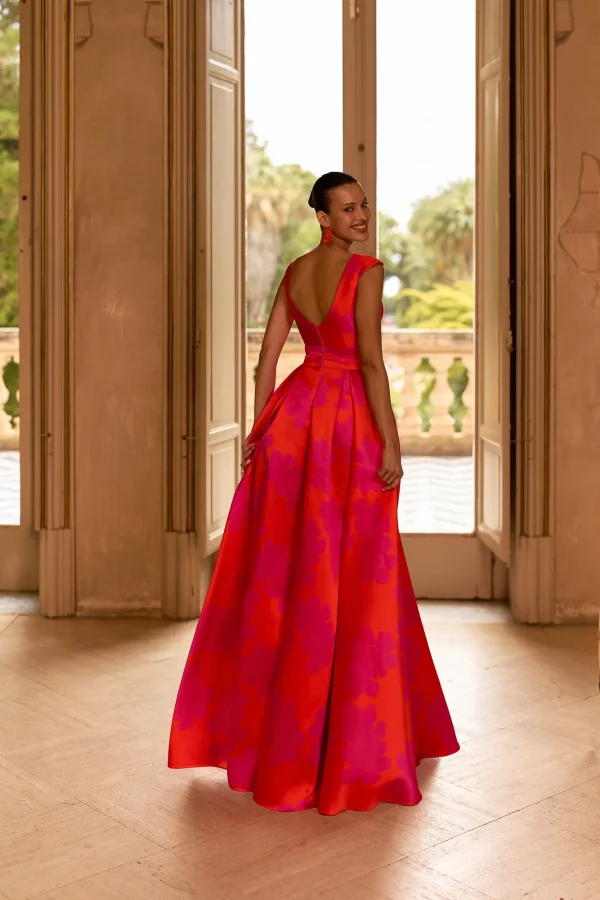 Robe de soirée longue en jacquard rouge / fuchsia à col en V, vue de dos - RL8439 Ellebeline