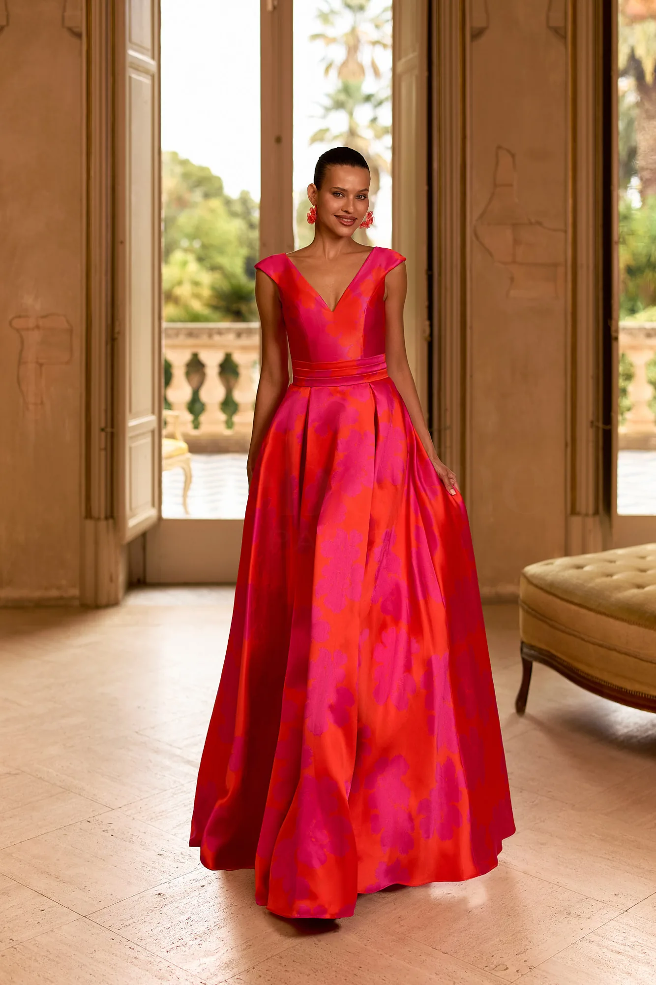 Robe de soirée longue en jacquard rouge / fuchsia à col en V, vue de face - RL8439 Ellebeline