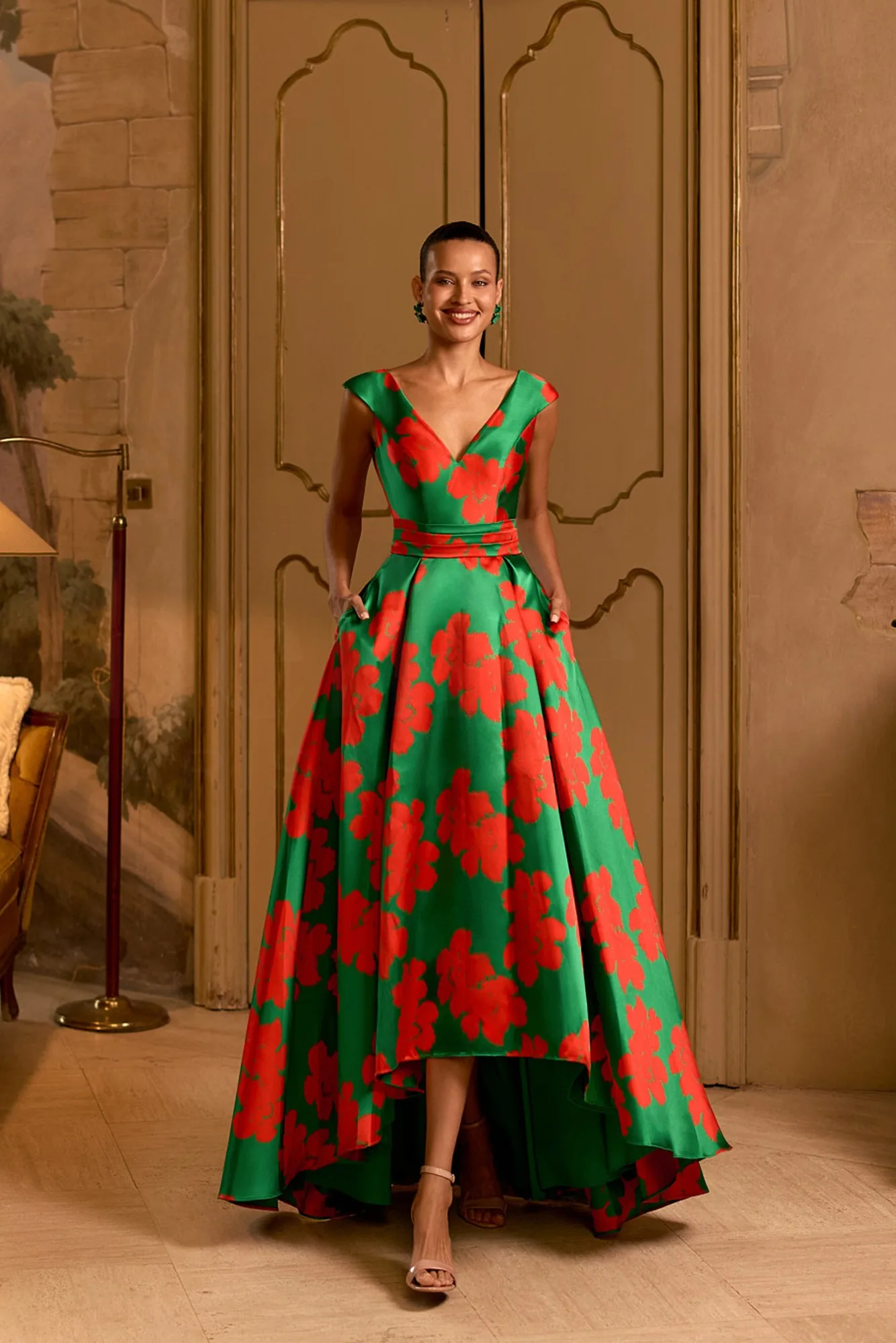 Robe de soirée longue en jacquard rouge / vert à dos nu, vue de face - RL8429 Ellebeline