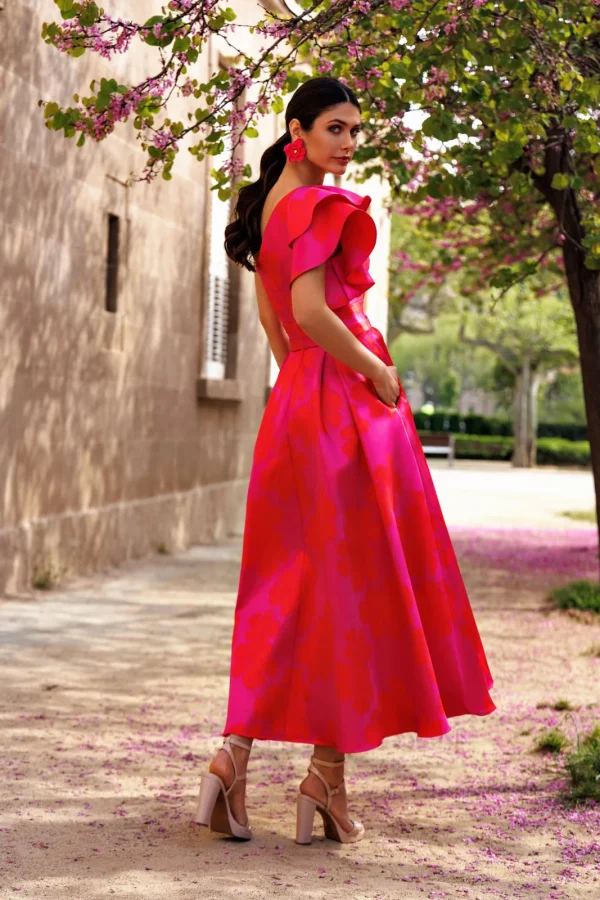 Robe de soirée longue en jacquard rouge / fuchsia à encolure asymétrique, vue de dos - RL8406 Ellebeline