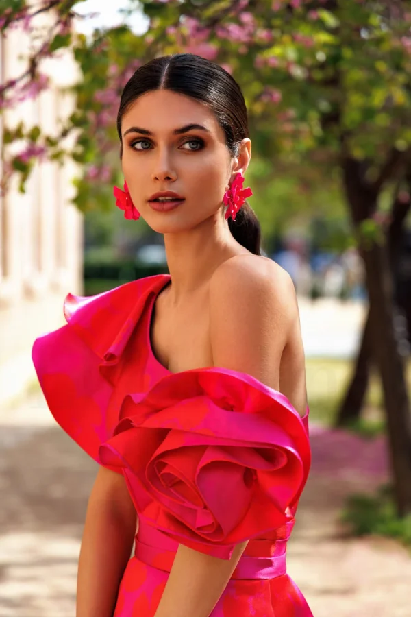 Robe de soirée longue en jacquard rouge / fuchsia à encolure asymétrique, détail du buste - RL8406 Ellebeline