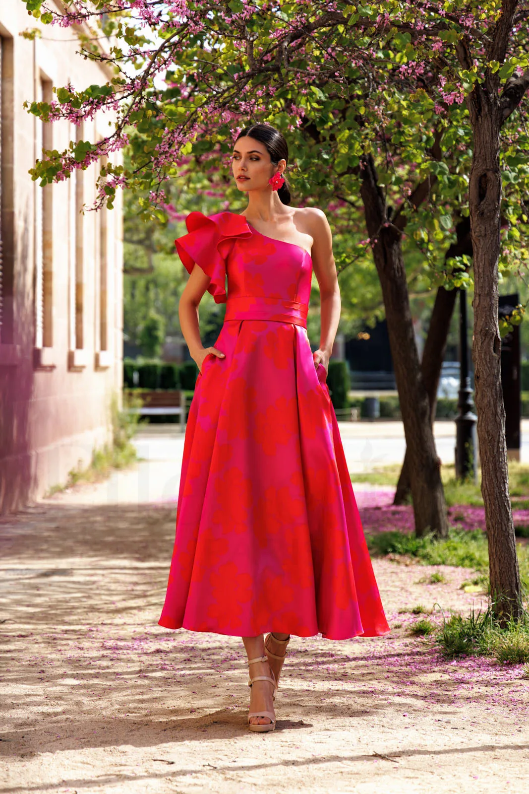 Robe de soirée longue en jacquard rouge / fuchsia à encolure asymétrique, vue de face - RL8406 Ellebeline