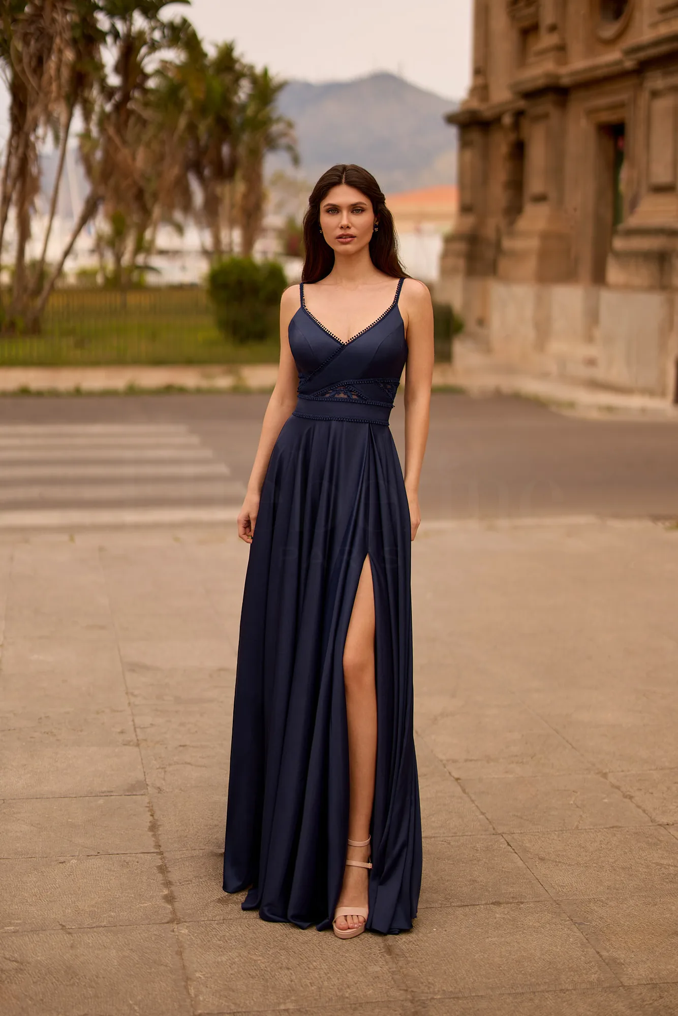 Robe de soirée longue en lurex bleu marine à dos nu, vue de face - RL8432 Ellebeline