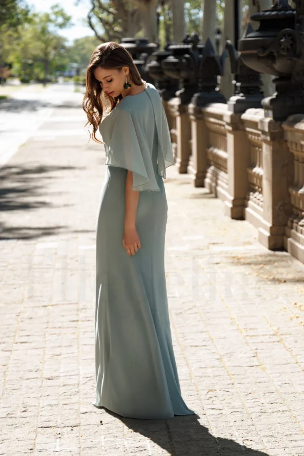 Robe de soirée longue en mousseline vert sauge à cape, vue de dos - RL8415 Ellebeline