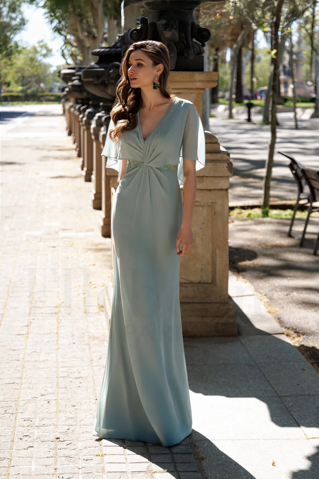 Robe de soirée longue en mousseline vert sauge à cape, vue de face - RL8415 Ellebeline