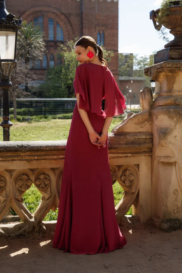 Robe de soirée longue en mousseline cerise à cape, vue de dos - RL8416 Ellebeline