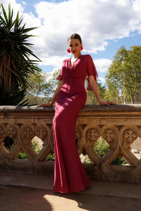Robe de soirée longue en mousseline cerise à cape, vue de face - RL8416 Ellebeline