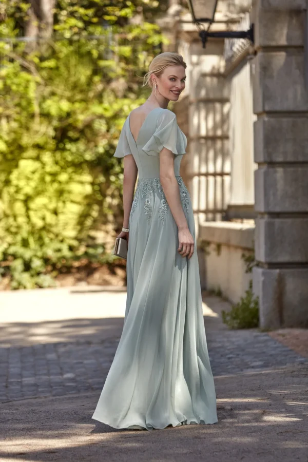 Robe de soirée longue en mousseline vert sauge à col en V, vue de dos - RL8385 Ellebeline