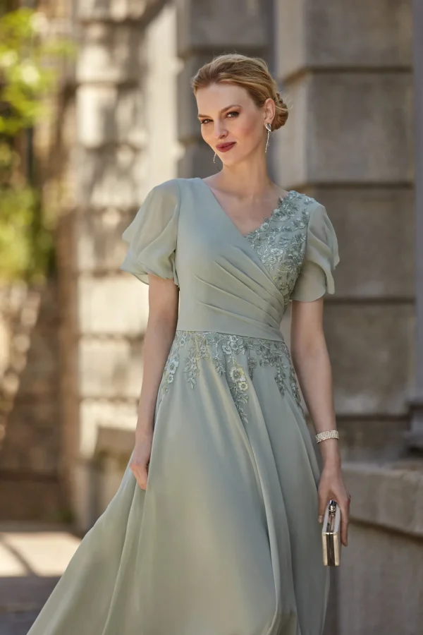 Robe de soirée longue en mousseline vert sauge à col en V, détail du buste - RL8385 Ellebeline
