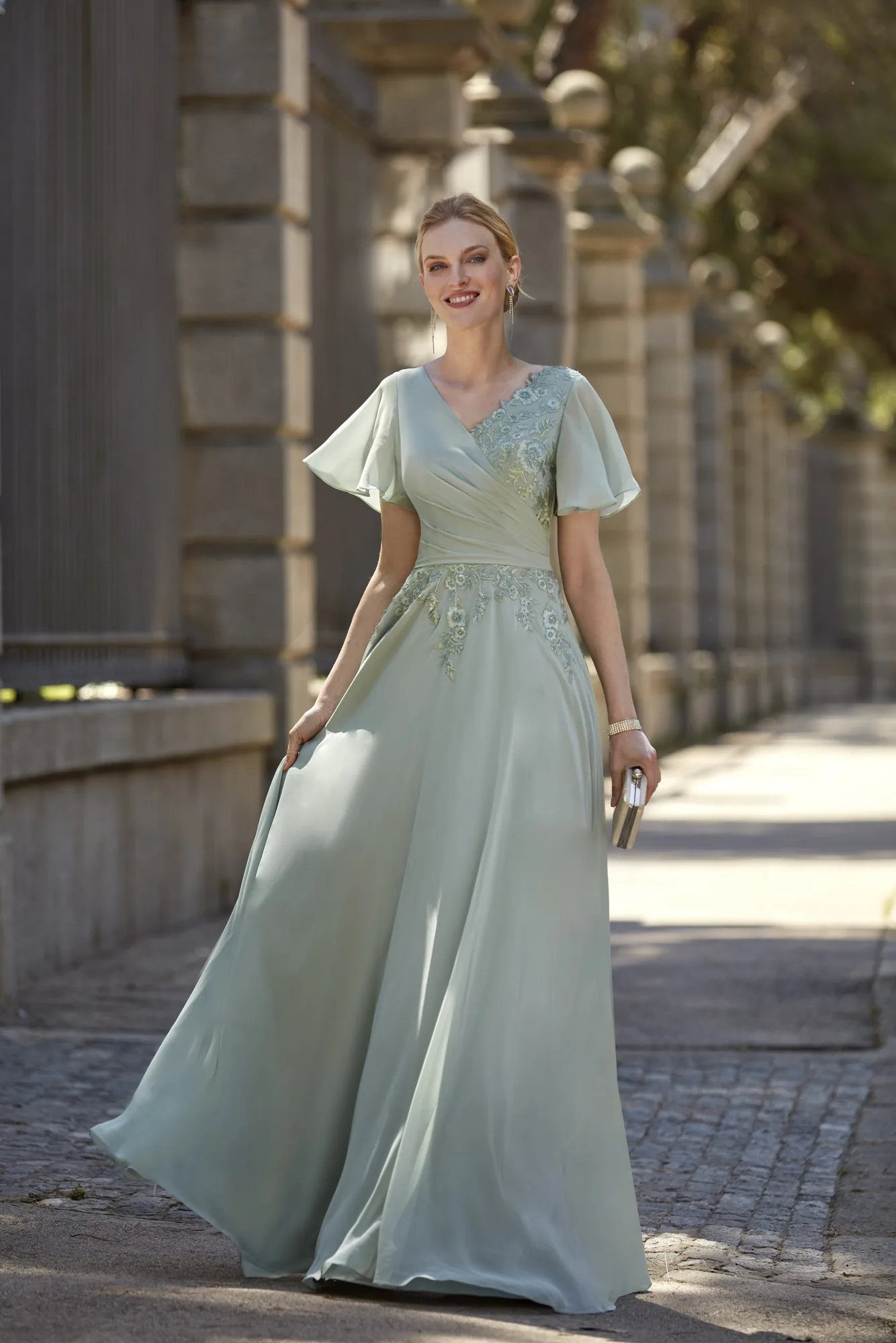 Robe de soirée longue en mousseline vert sauge à col en V, vue de face - RL8385 Ellebeline