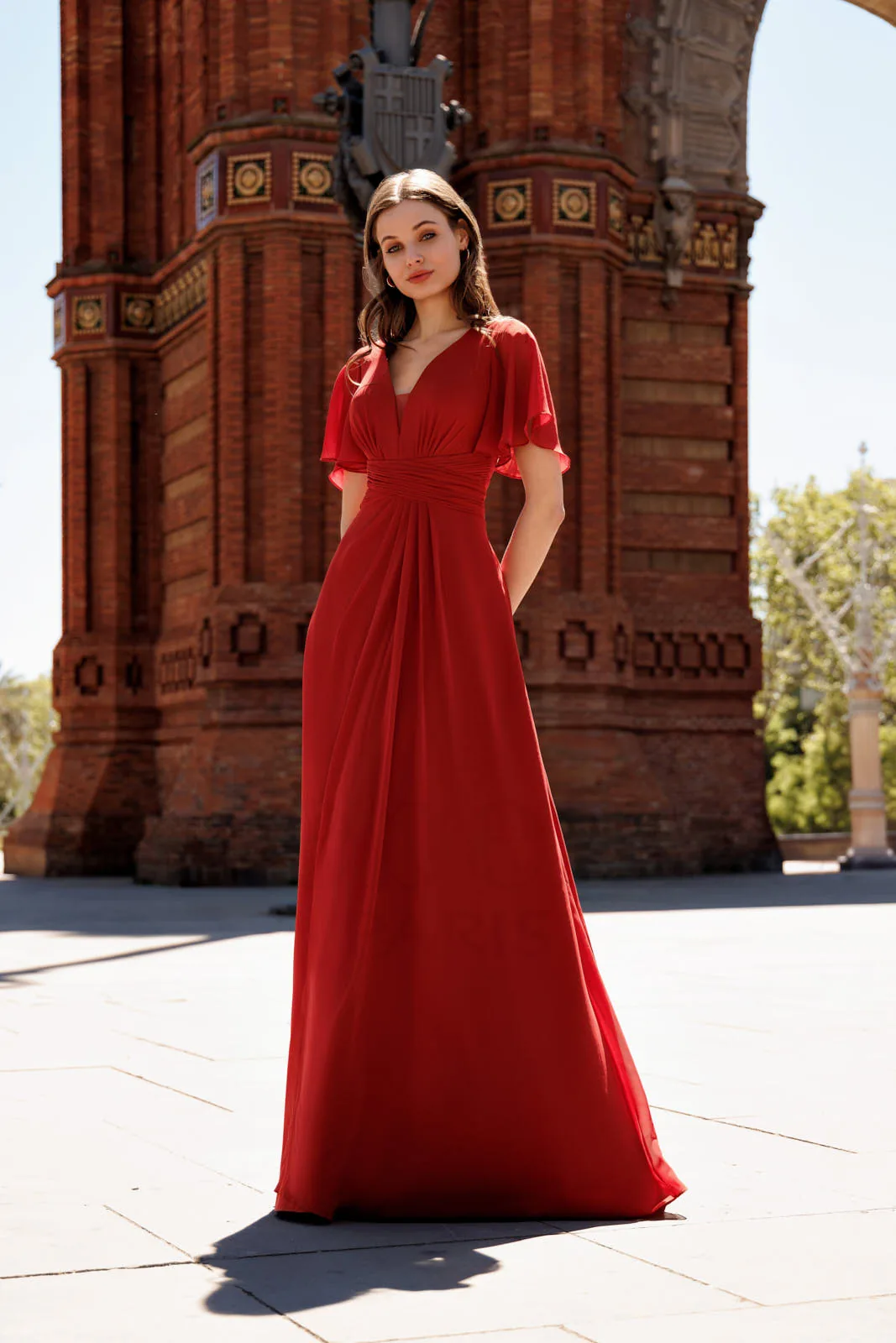 Robe de soirée longue en mousseline rouge à col en V, vue de face - RL8422 Ellebeline