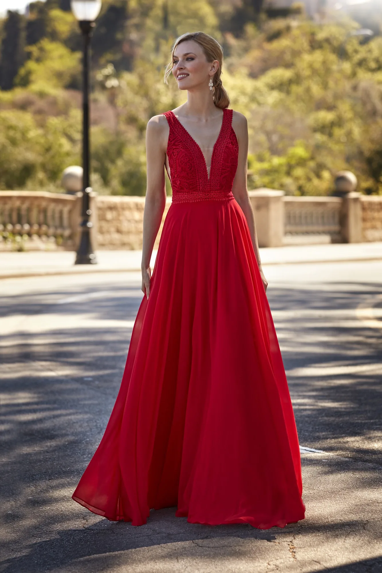 Robe de soirée longue en mousseline rouge et dentelle, vue de face - RL8386 Ellebeline