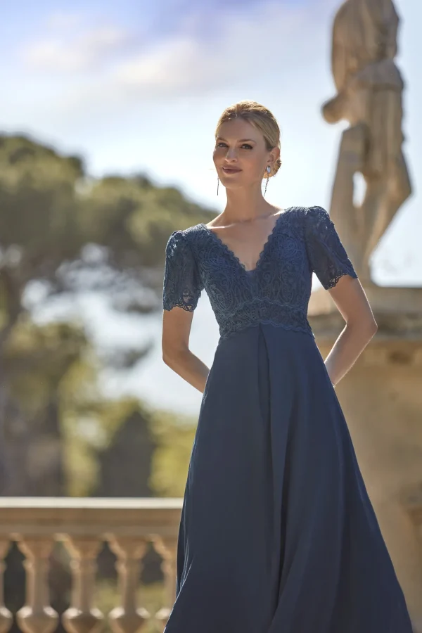 Robe de soirée longue en mousseline bleu orage et dentelle, détail du buste - RL8389 Ellebeline