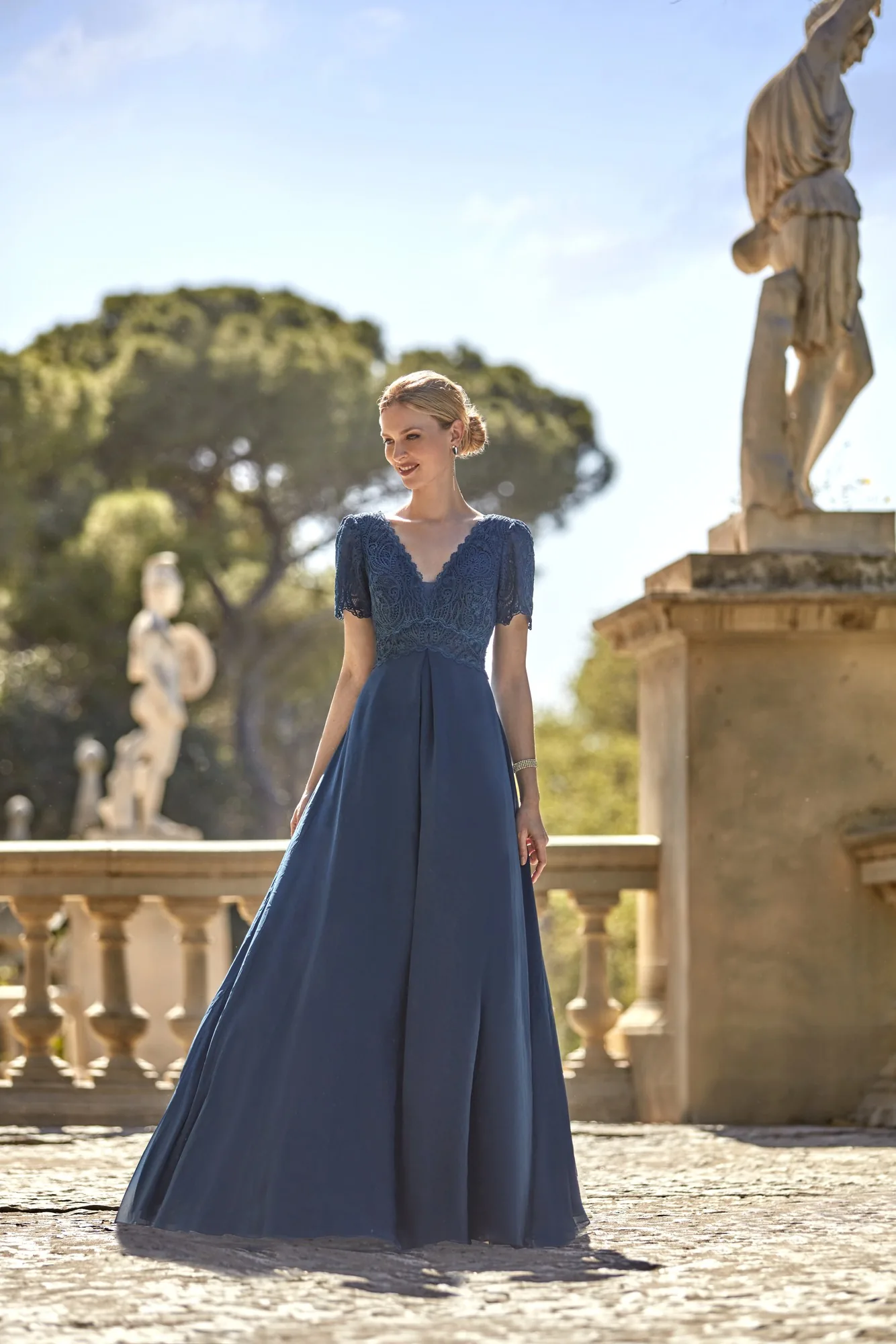Robe de soirée longue en mousseline bleu orage et dentelle, vue de face - RL8389 Ellebeline