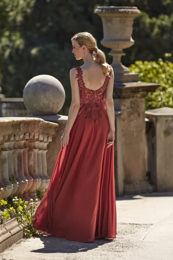 Robe de soirée longue en mousseline terracotta à dos nu, vue de dos - RL8365 Ellebeline