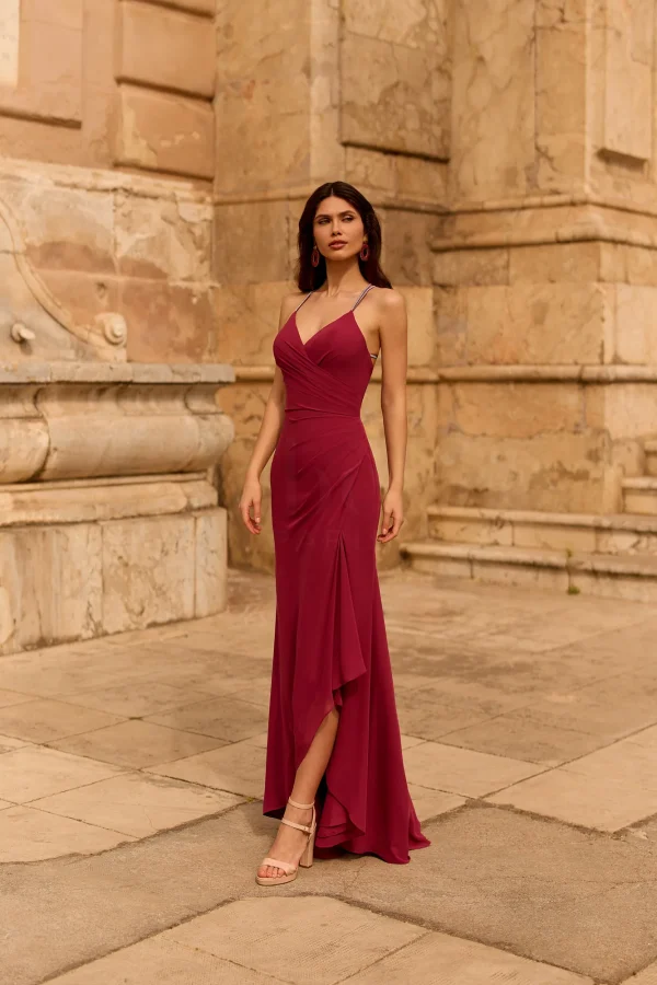 Robe de soirée longue en mousseline bordeaux à dos nu, vue de face - RL8392 Ellebeline