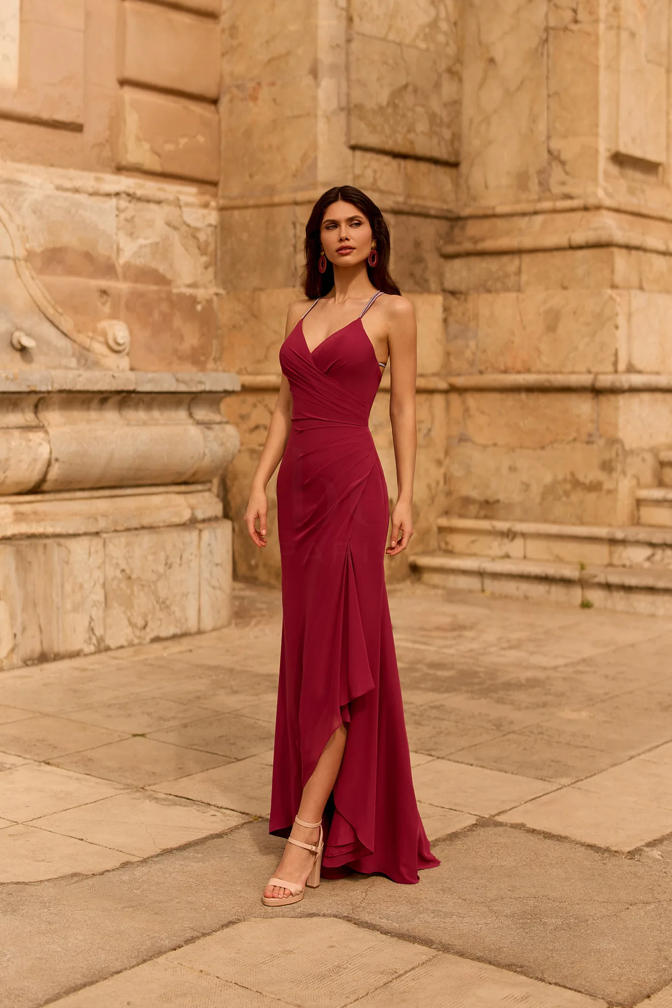 Robe de soirée longue en mousseline bordeaux à dos nu, vue de face - RL8392 Ellebeline