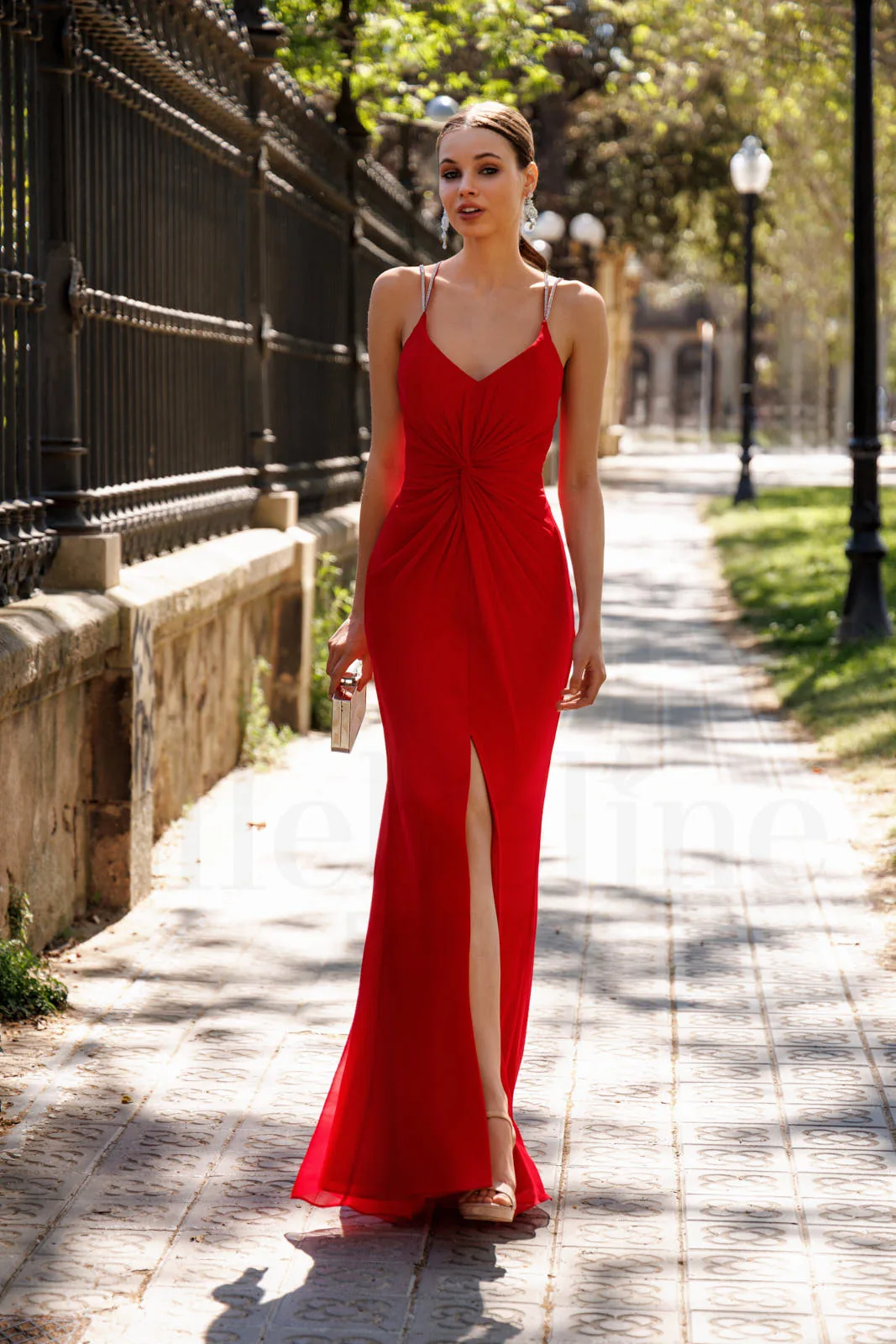 Robe de soirée longue en mousseline rouge à dos nu, vue de face - RL8410 Ellebeline