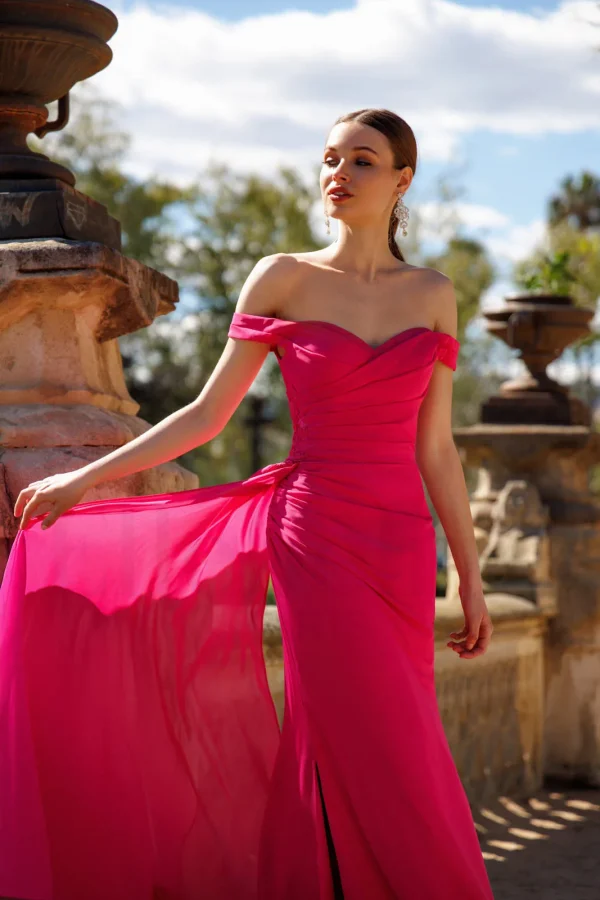 Robe de soirée longue en mousseline fuchsia à dos nu, détail du buste - RL8417 Ellebeline
