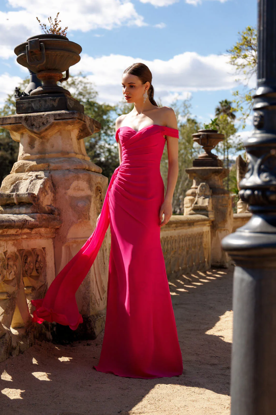Robe de soirée longue en mousseline fuchsia à dos nu, vue de face - RL8417 Ellebeline