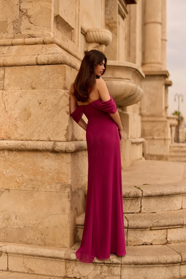 Robe de soirée longue en mousseline fuchsia à dos nu, vue de dos - RL8436 Ellebeline