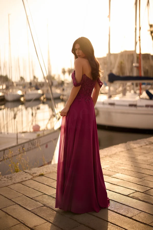 Robe de soirée longue en mousseline fuchsia à dos nu, vue de dos - RL8445 Ellebeline