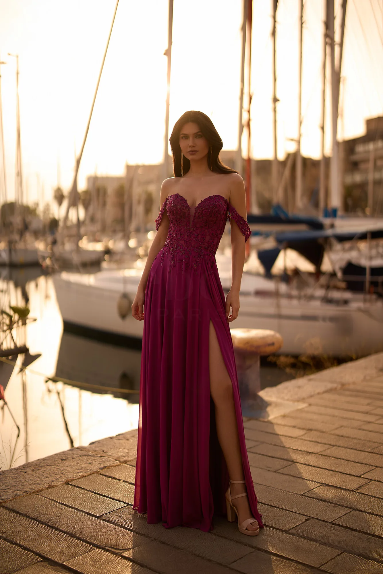 Robe de soirée longue en mousseline fuchsia à dos nu, vue de face - RL8445 Ellebeline