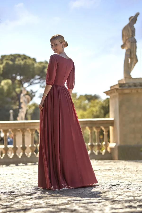 Robe de soirée longue en mousseline terracotta à jupe fendue, vue de dos - RL8384 Ellebeline