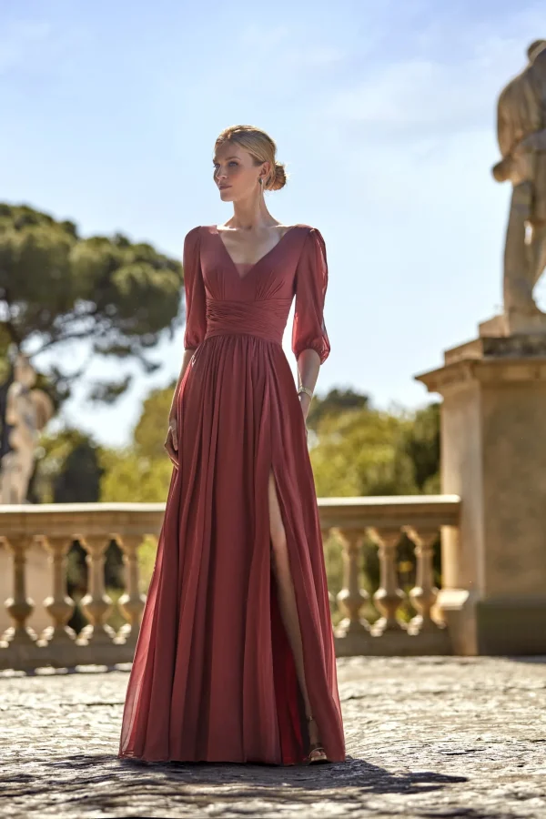 Robe de soirée longue en mousseline terracotta à jupe fendue, vue de face - RL8384 Ellebeline