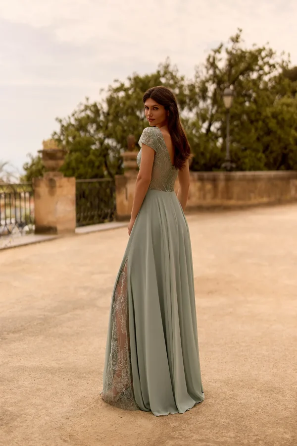Robe de soirée longue en mousseline vert sauge à paillettes, vue de dos - RL8453 Ellebeline