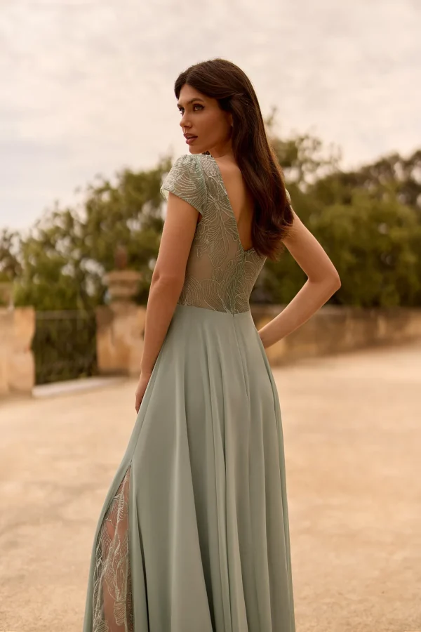 Robe de soirée longue en mousseline vert sauge à paillettes, détail du dos - RL8453 Ellebeline