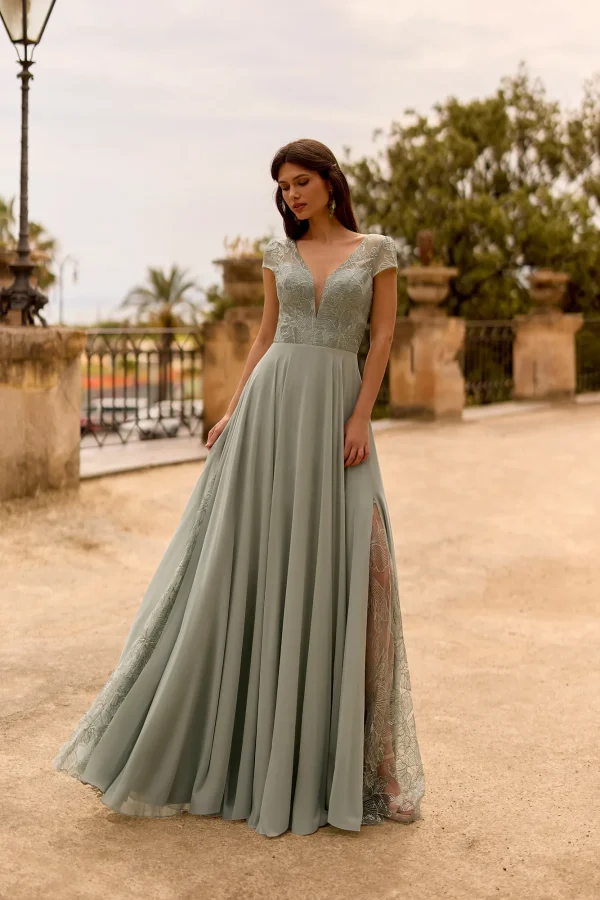 Robe de soirée longue en mousseline vert sauge à paillettes, vue de face - RL8453 Ellebeline