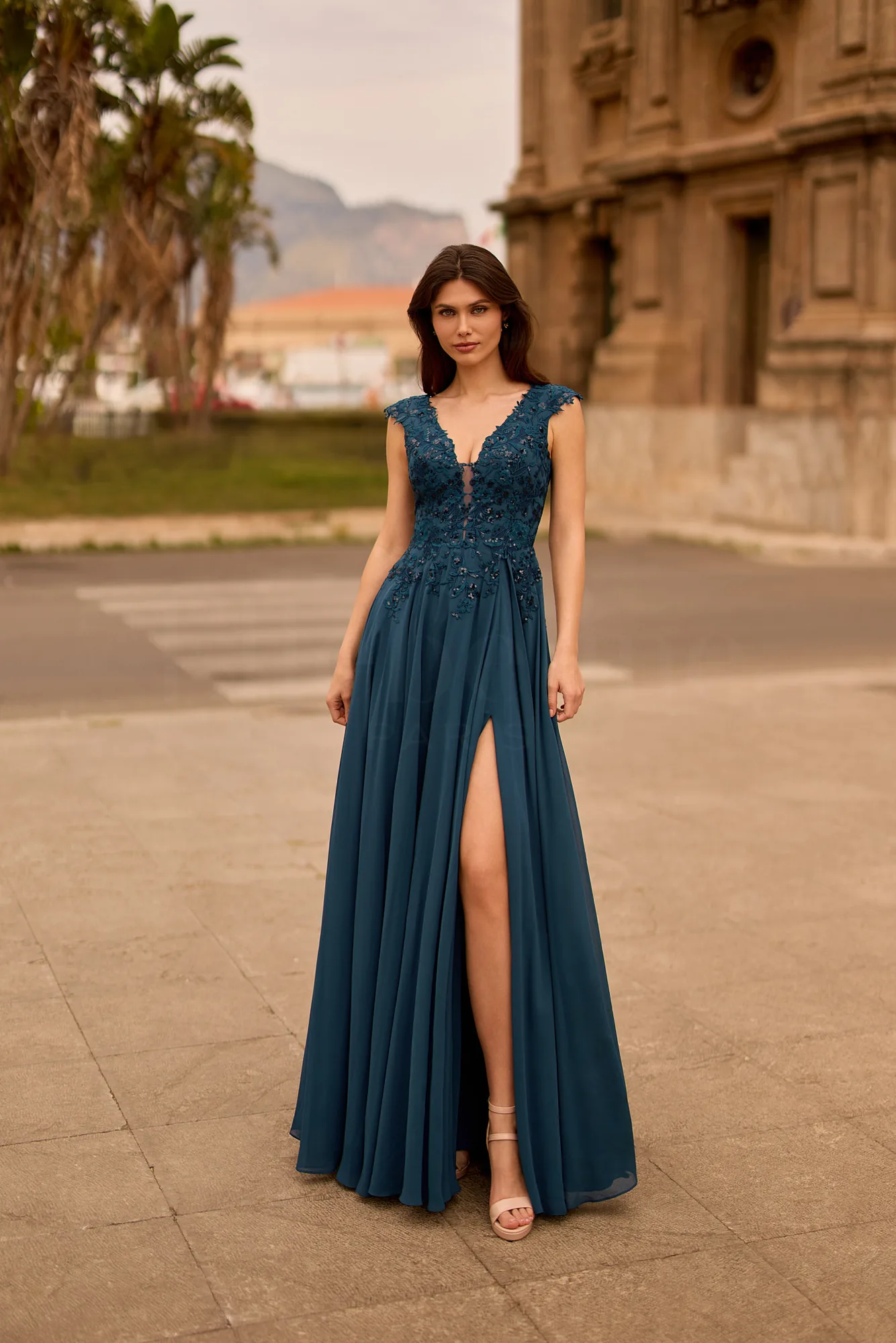 Robe de soirée longue en mousseline bleu orage à paillettes, vue de face - RL8461 Ellebeline