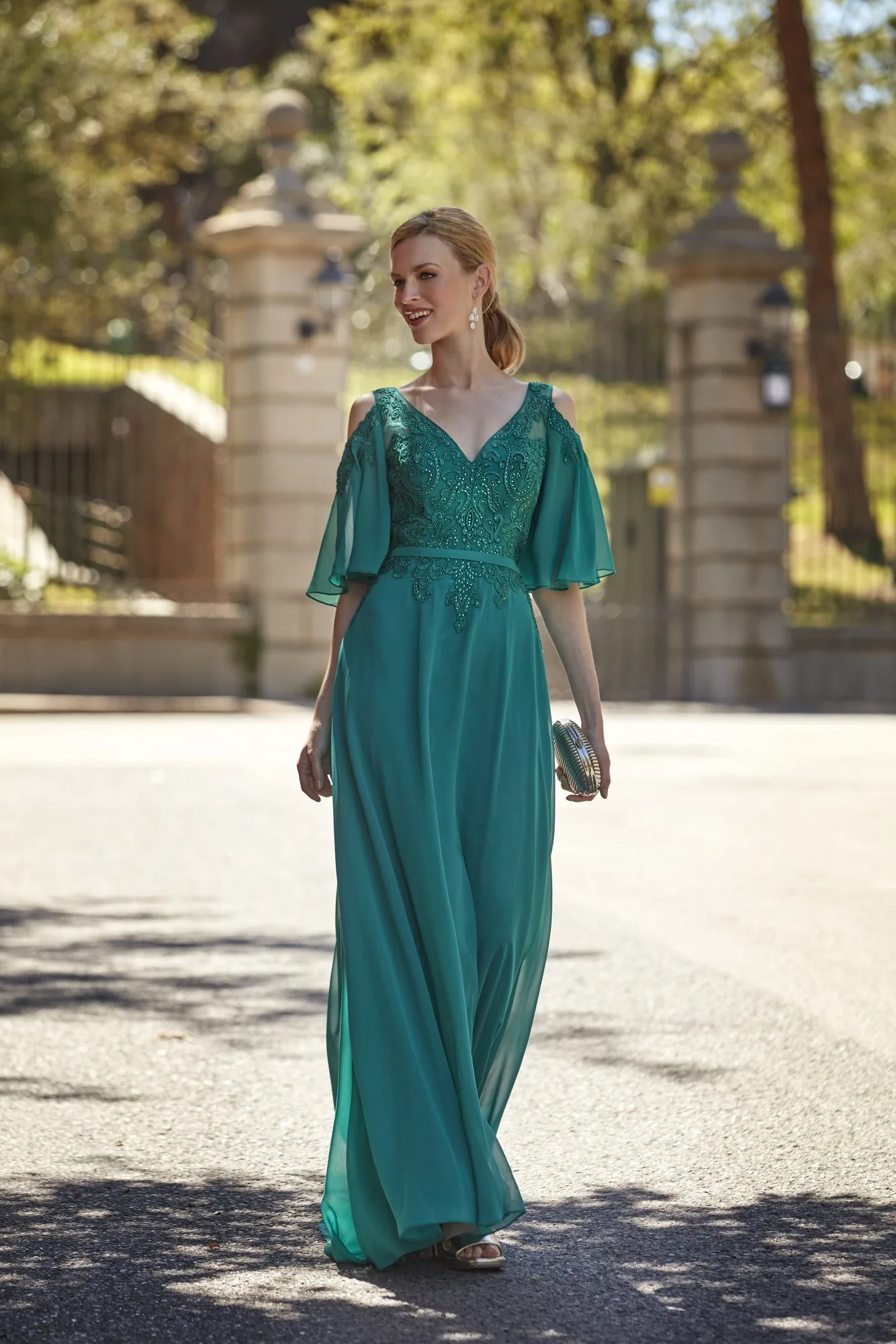 Robe de soirée longue en mousseline vert émeraude à strass, vue de face - RL8376 Ellebeline