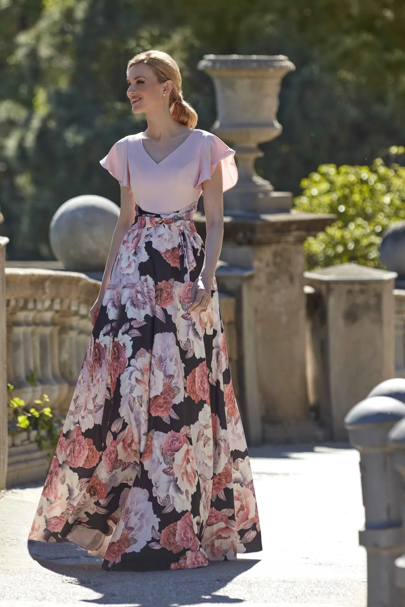 Robe de soirée longue en organza rose et noir à col en V, vue de face - RL8382 Ellebeline