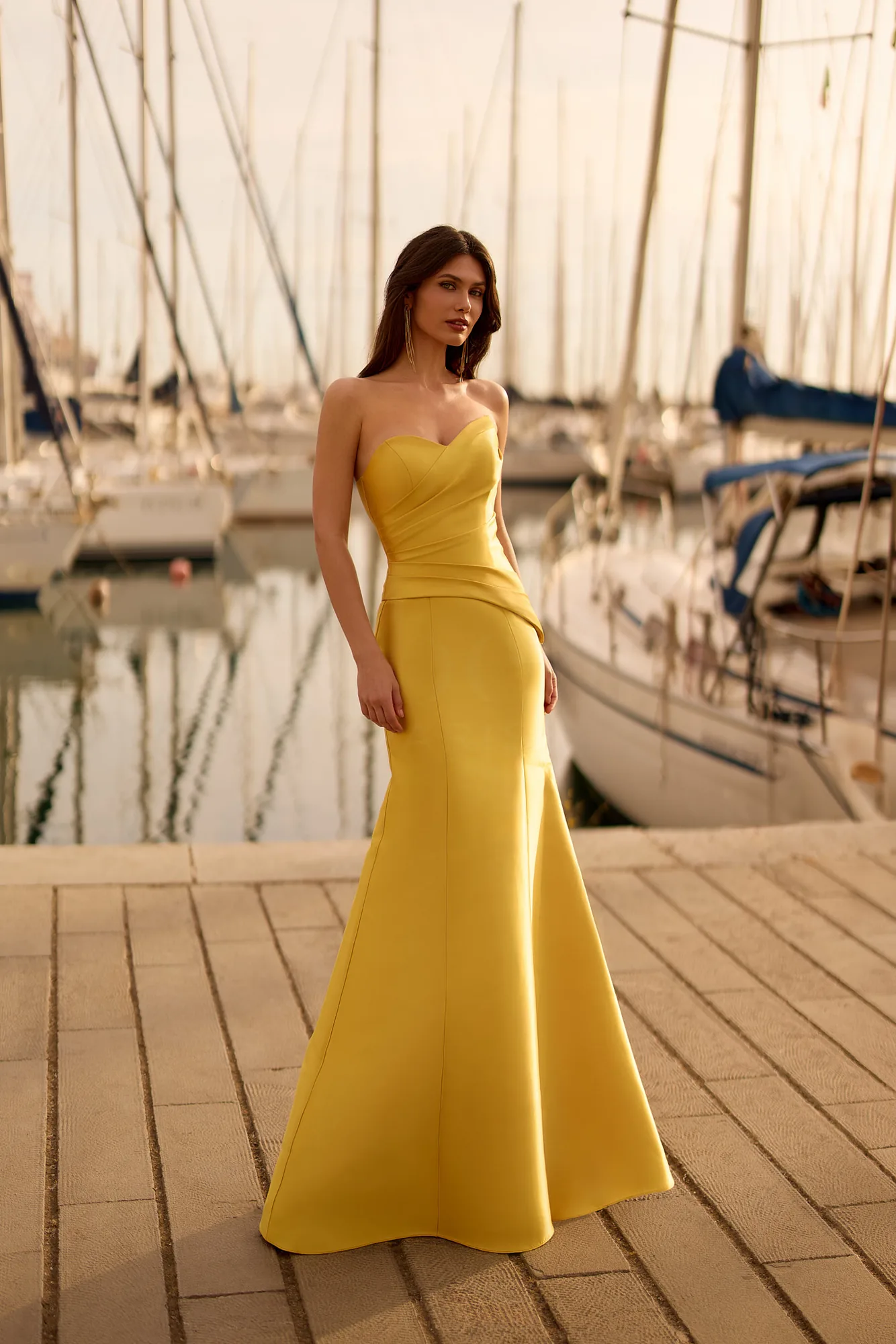Robe de soirée longue en satin doré à bustier, vue de face - RL8449 Ellebeline