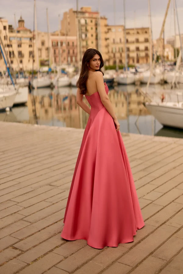Robe de soirée longue en satin corail à bustier, vue de dos - RL8450 Ellebeline