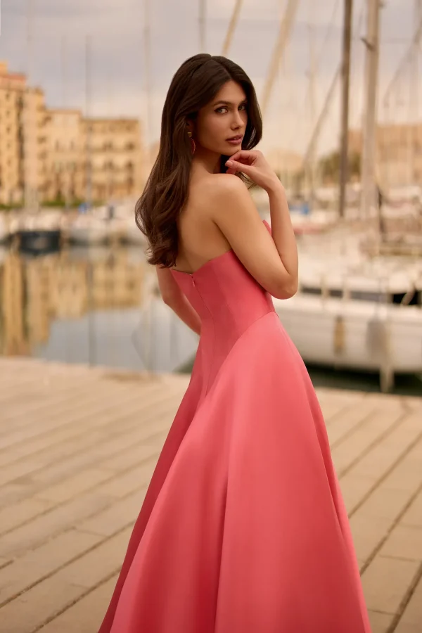 Robe de soirée longue en satin corail à bustier, détail du dos - RL8450 Ellebeline