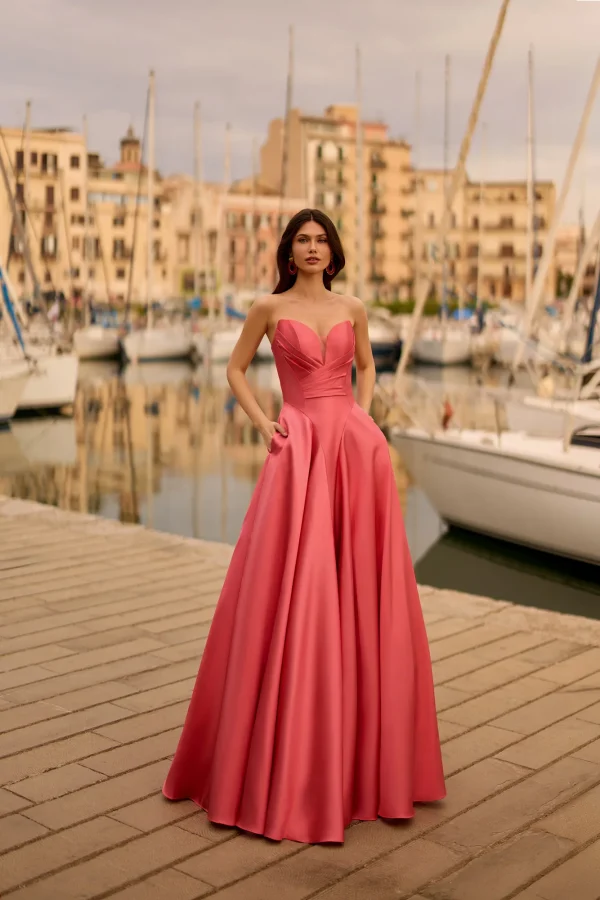 Robe de soirée longue en satin corail à bustier, vue de face - RL8450 Ellebeline