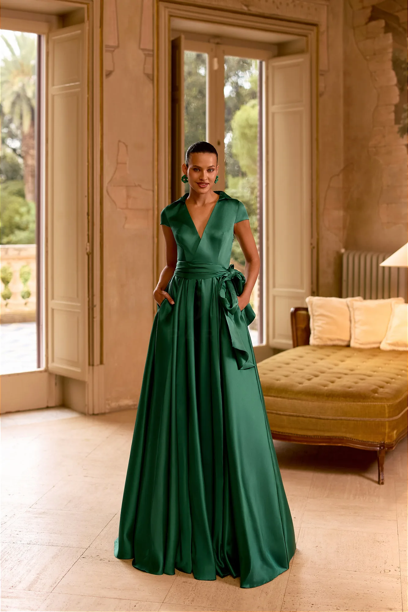 Robe de soirée longue en satin vert émeraude à col en V, vue de face - RL8426 Ellebeline