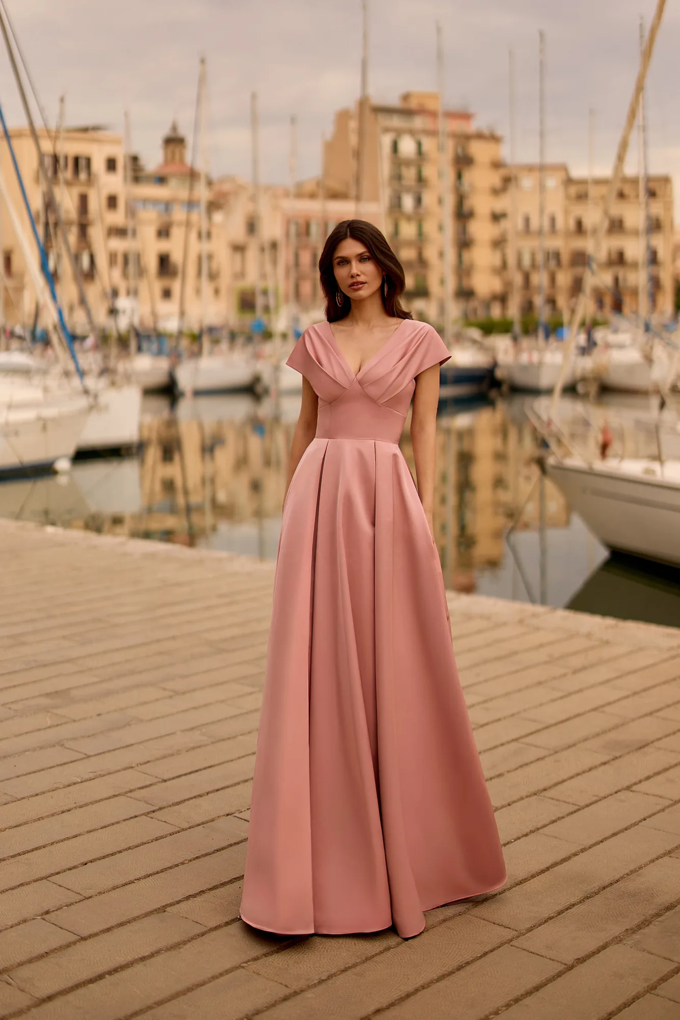 Robe de soirée longue en satin rose poudré à col en V, vue de face - RL8430 Ellebeline